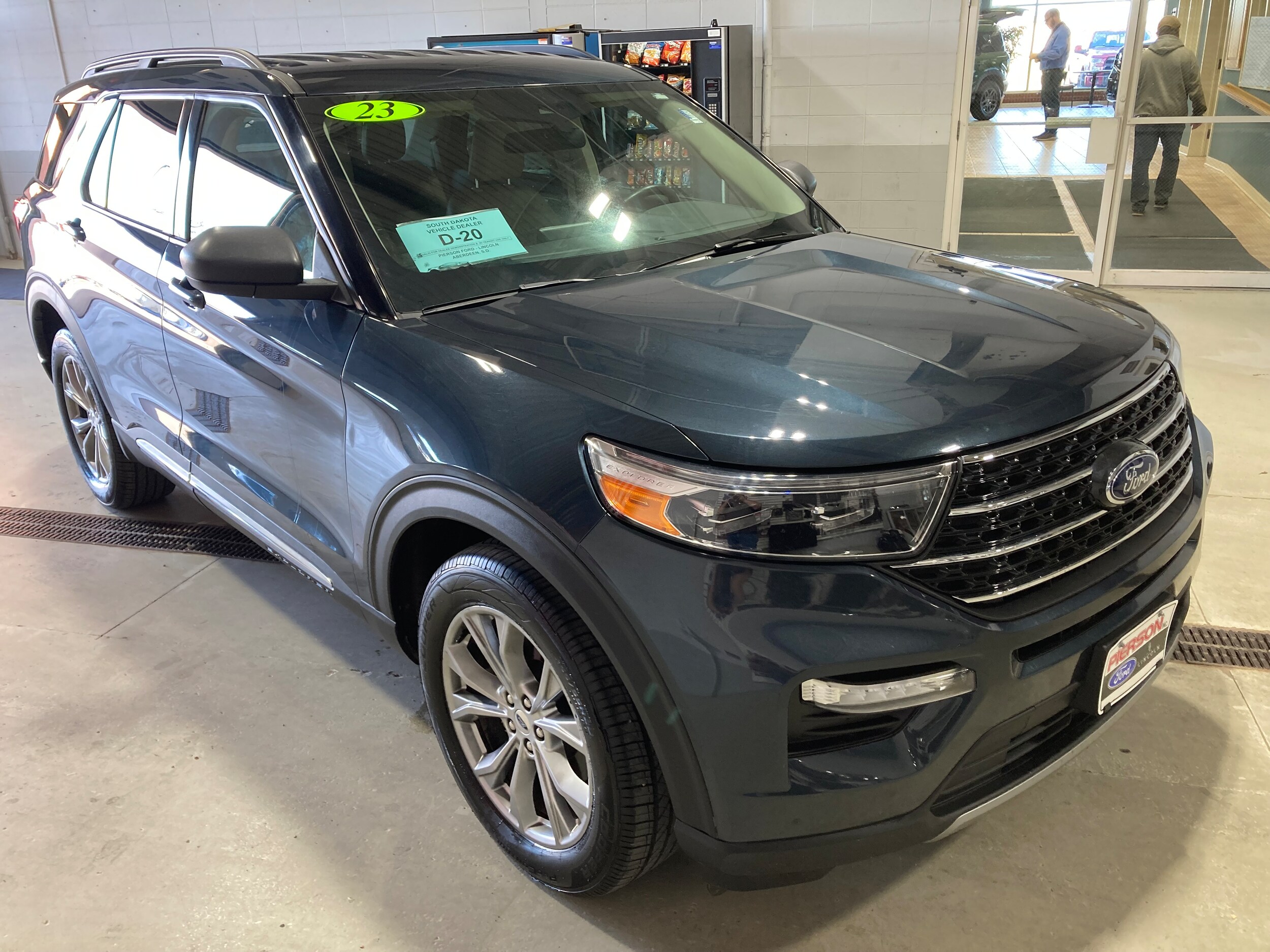 2023 Ford Explorer XLT photo 3