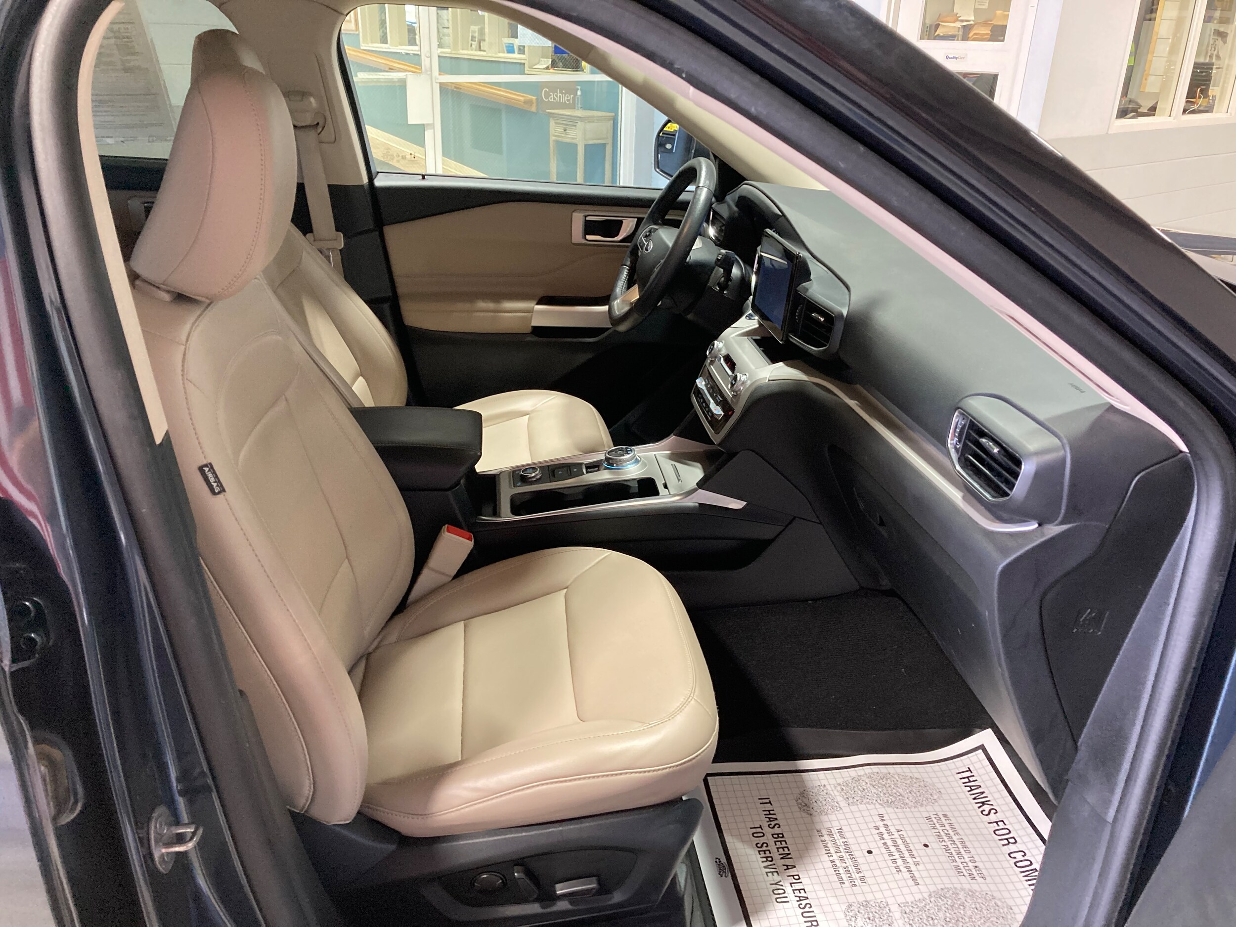 2023 Ford Explorer XLT photo 4