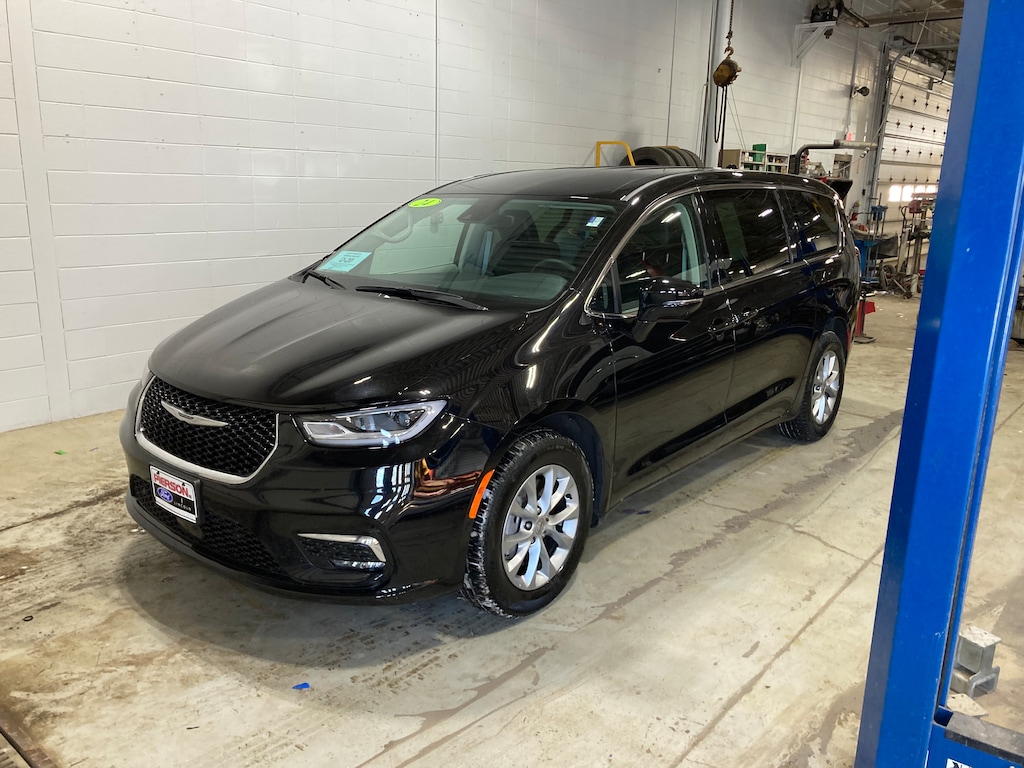 Used 2024 Chrysler Pacifica Touring L Minivan/Van