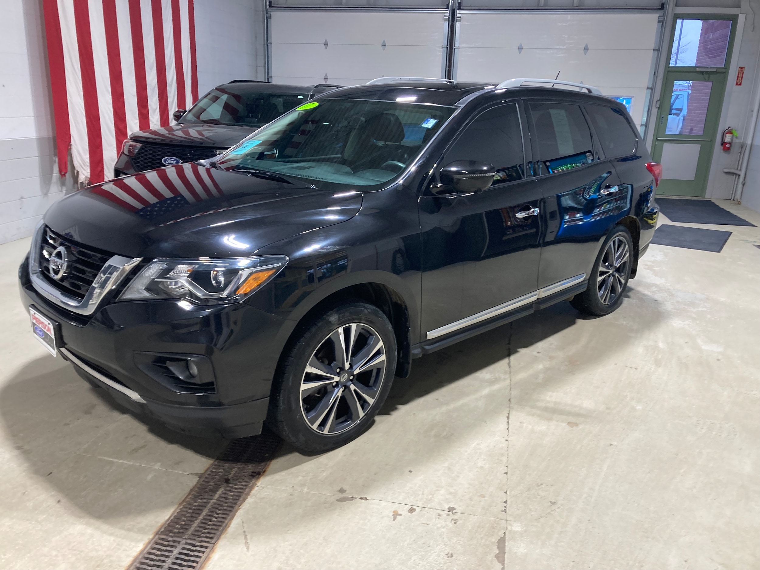 2017 Nissan Pathfinder Platinum's photo