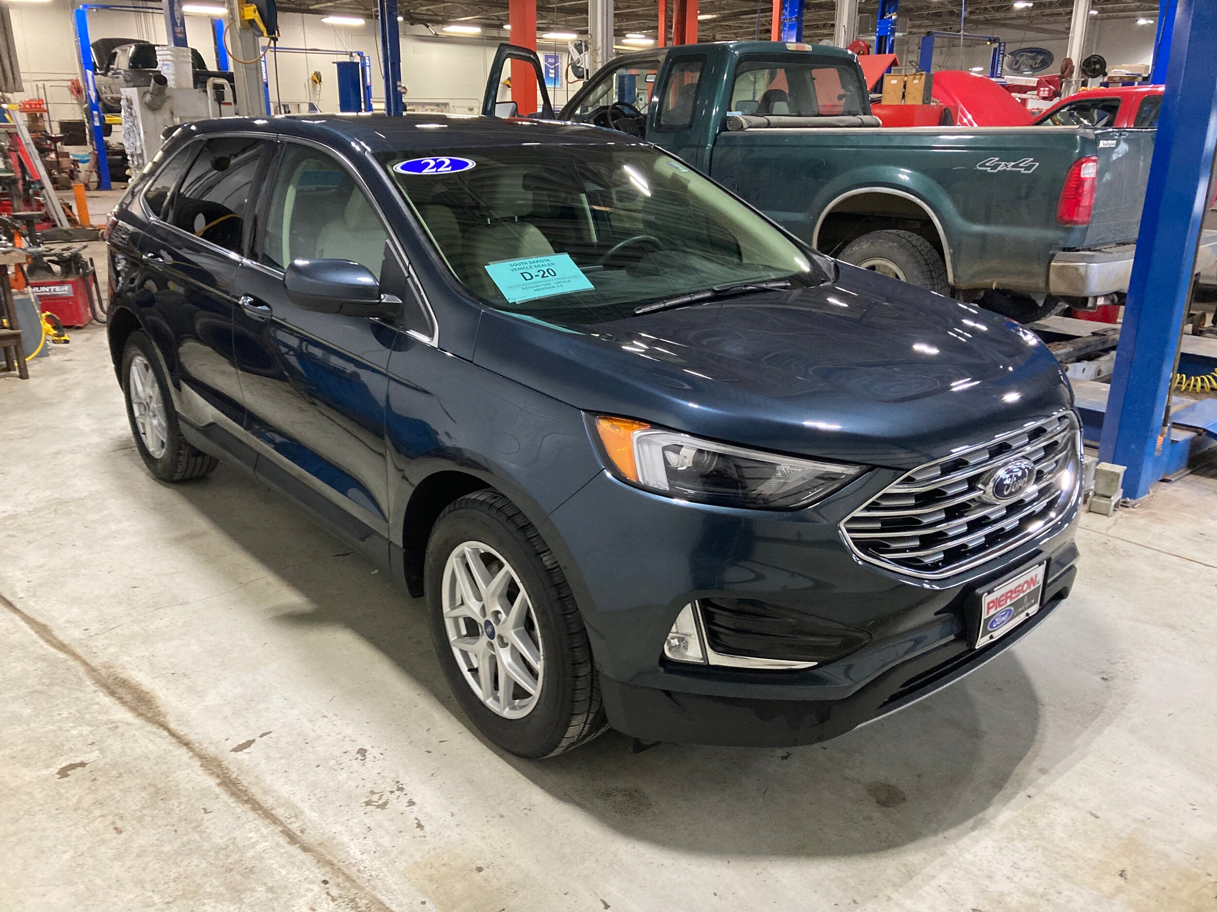 2022 Ford Edge SEL photo 3