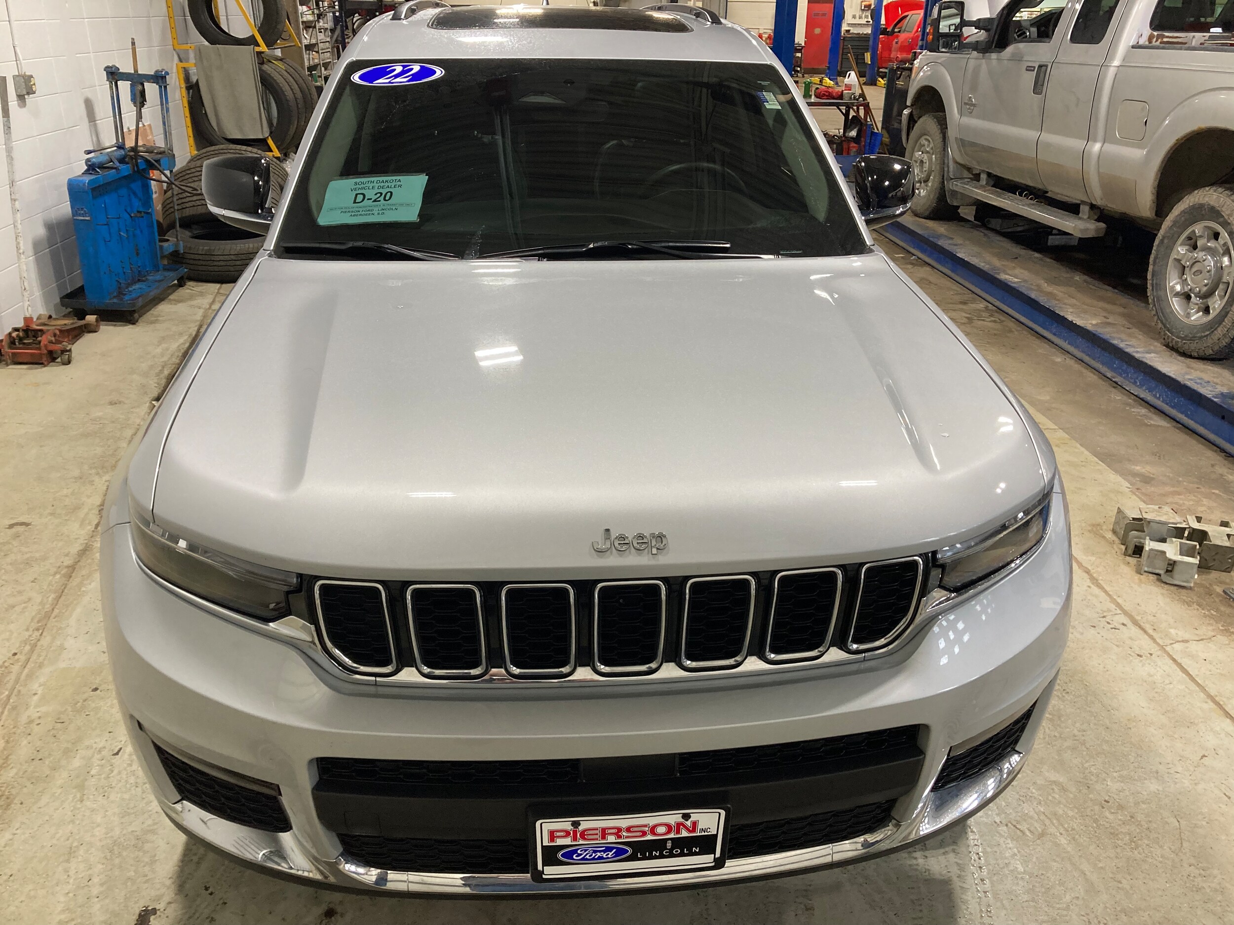 2022 Jeep Grand Cherokee Limited photo 2