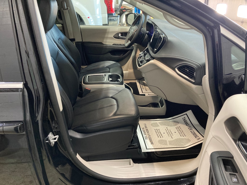 Used 2024 Chrysler Pacifica Touring L Minivan/Van