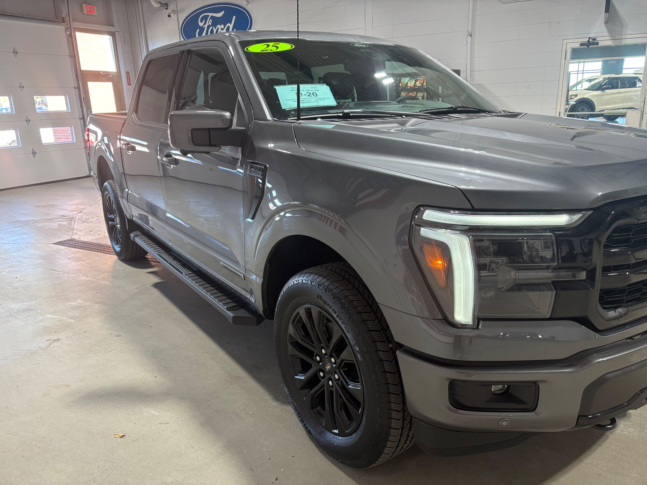 2025 Ford F-150 Lariat photo 3