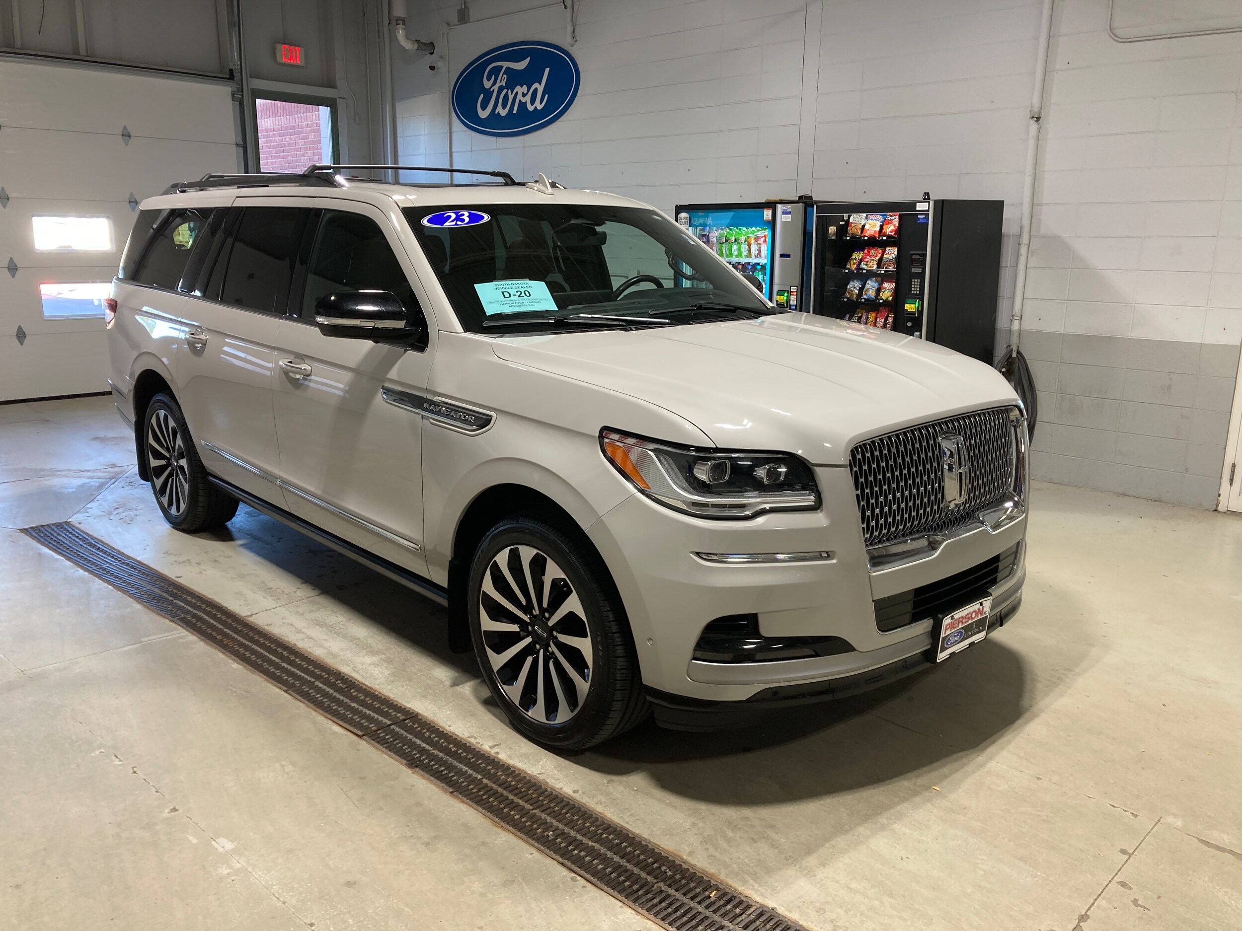 2023 Lincoln Navigator L Reserve photo 3