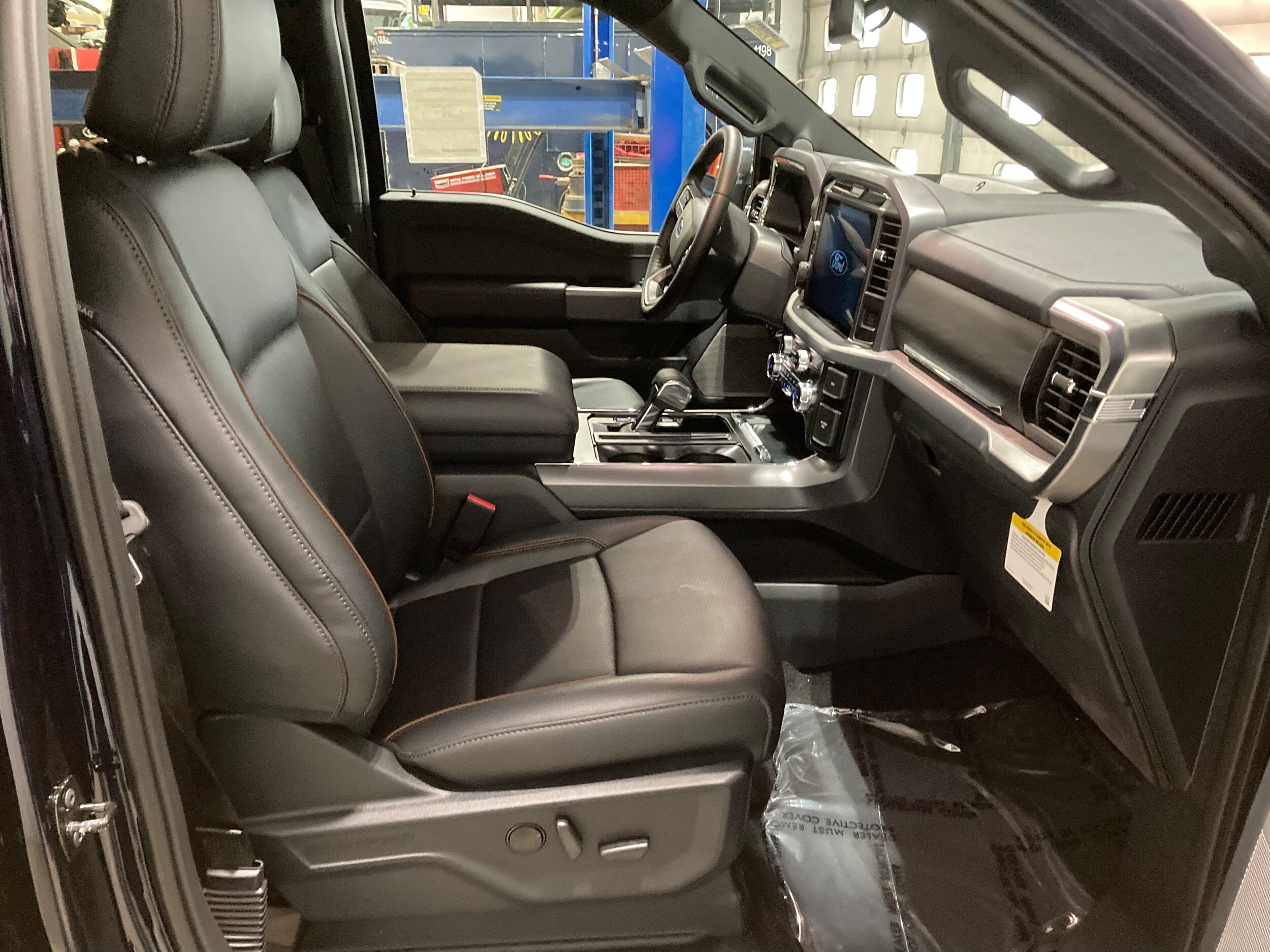 2025 Ford F-150 Lariat photo 4
