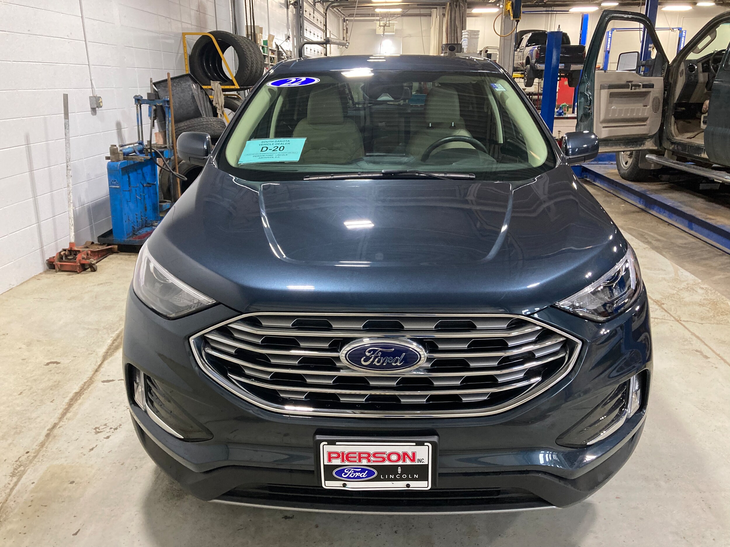 2022 Ford Edge SEL photo 2