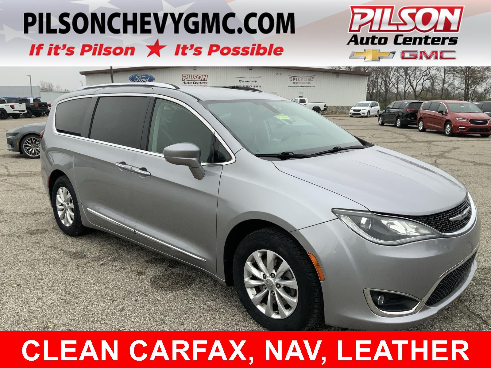 2018 Chrysler Pacifica Touring L's photo