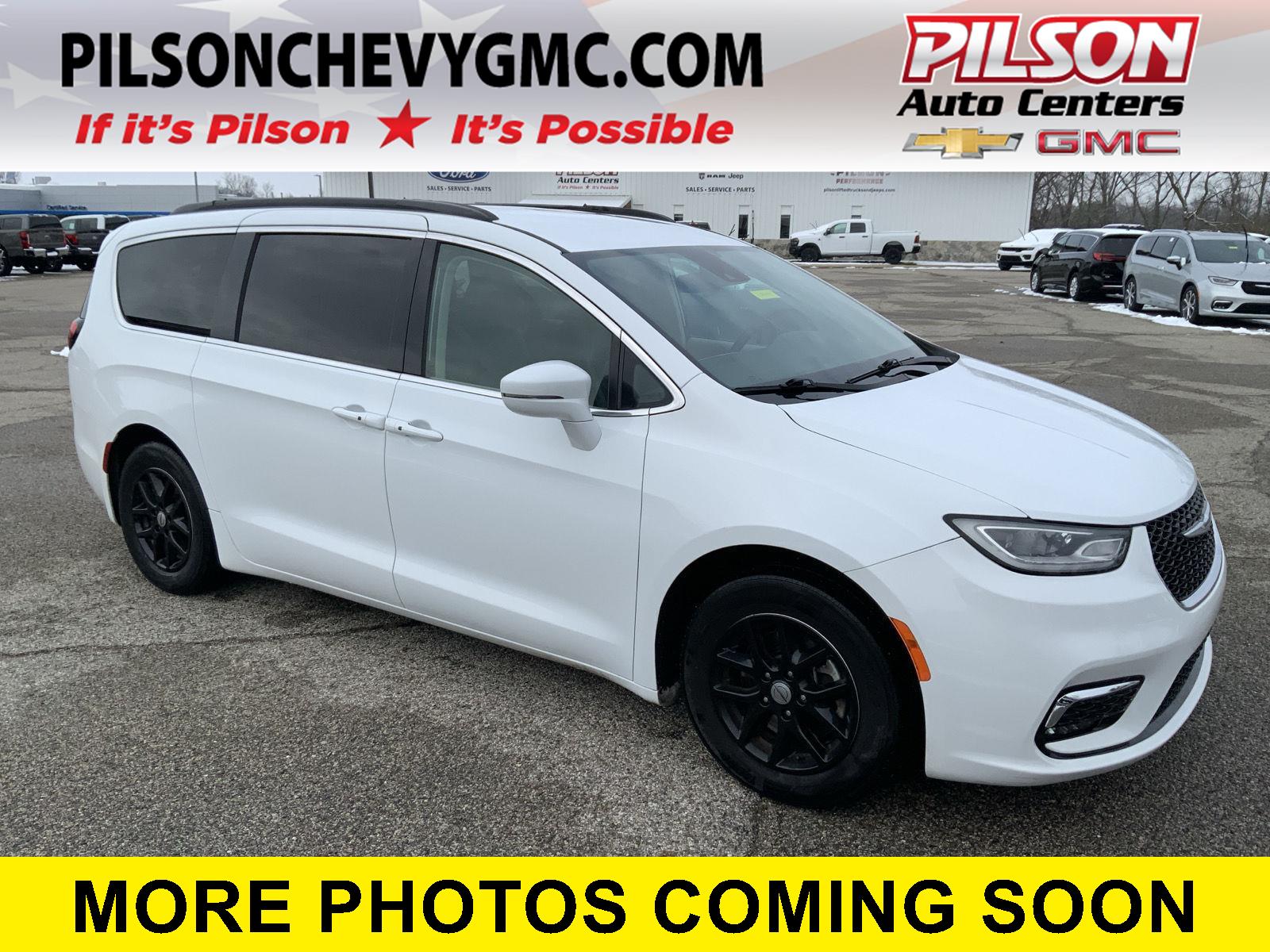 2022 Chrysler Pacifica Touring L's photo