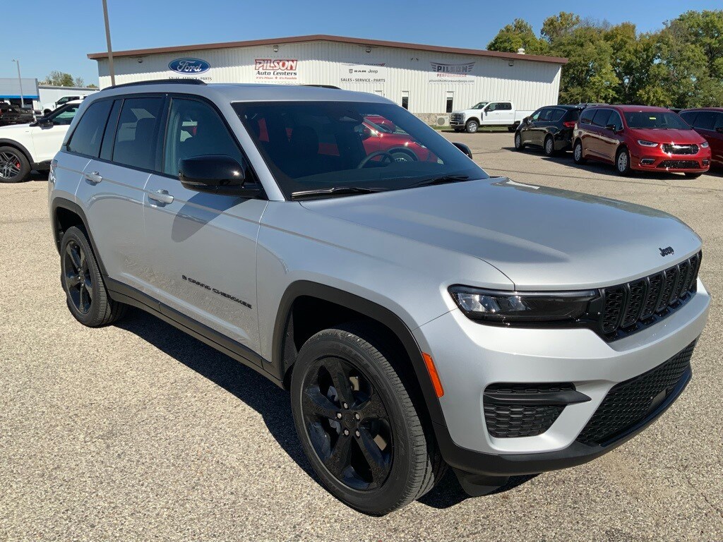 2025 Jeep Grand Cherokee Laredo Altitude photo 2