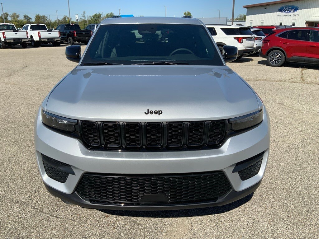 2025 Jeep Grand Cherokee Laredo Altitude photo 3