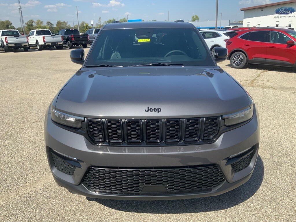 2025 Jeep Grand Cherokee Limited photo 2