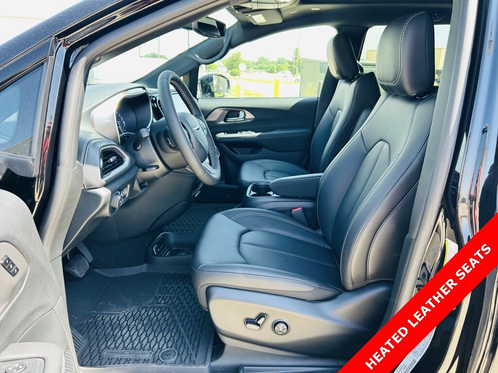 2025 Chrysler Pacifica photo 3