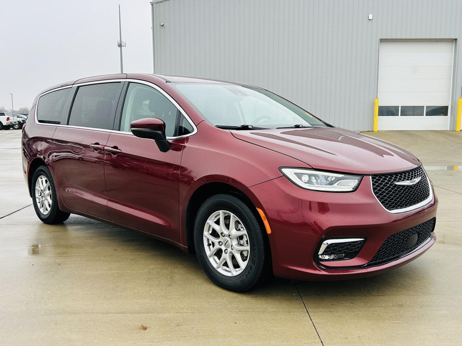 2023 Chrysler Pacifica Touring L photo 2