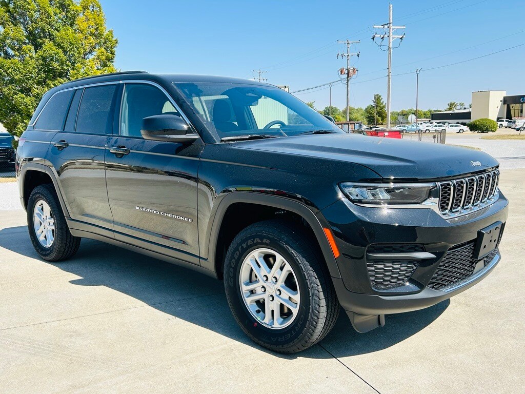 2025 Jeep Grand Cherokee Laredo photo 2
