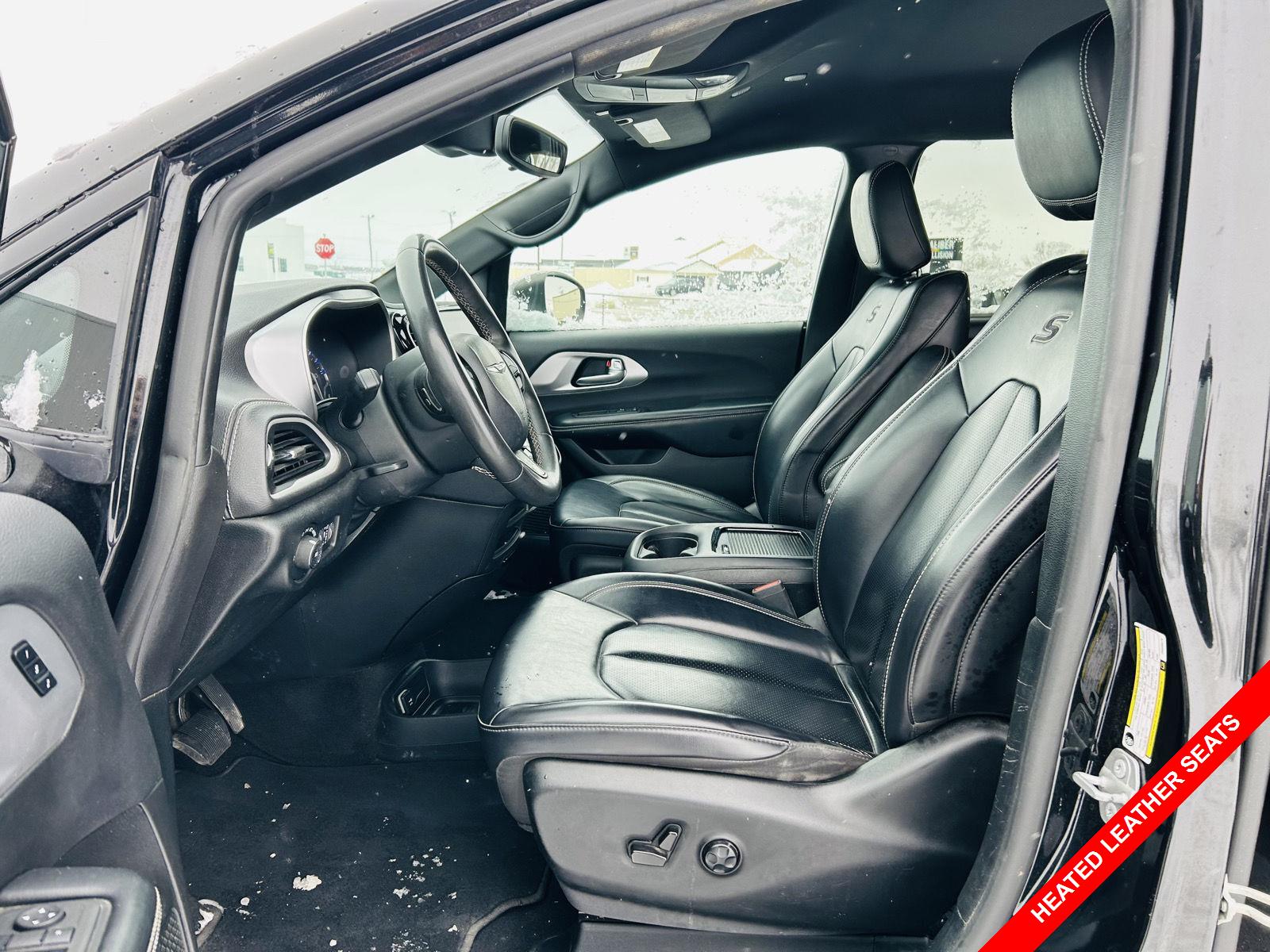 2023 Chrysler Pacifica Touring L photo 2