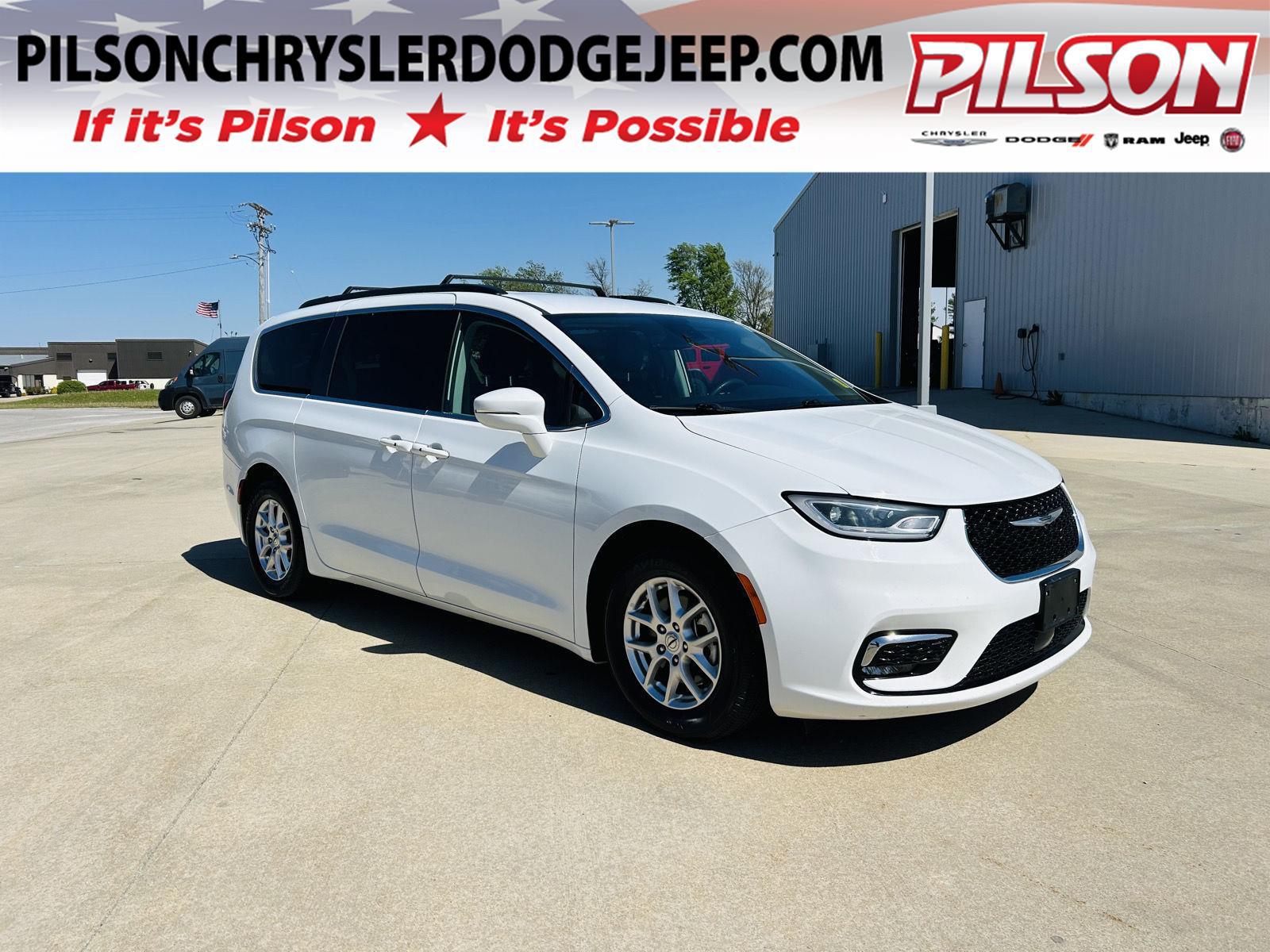 2022 Chrysler Pacifica Touring L's photo