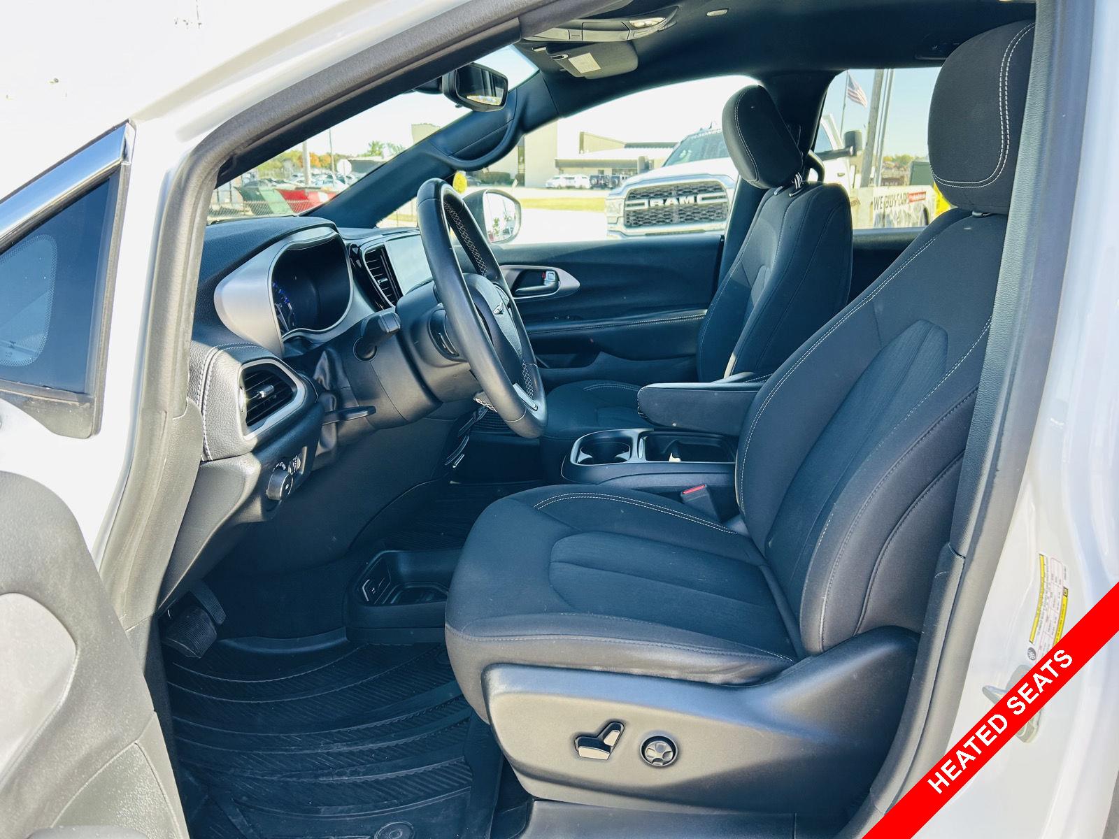 2023 Chrysler Pacifica Touring photo 2