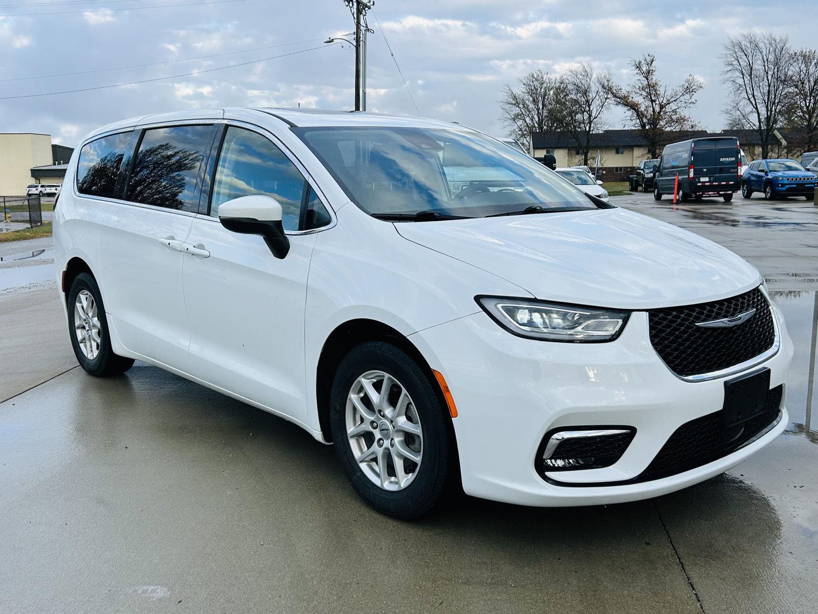 2023 Chrysler Pacifica Touring L photo 2