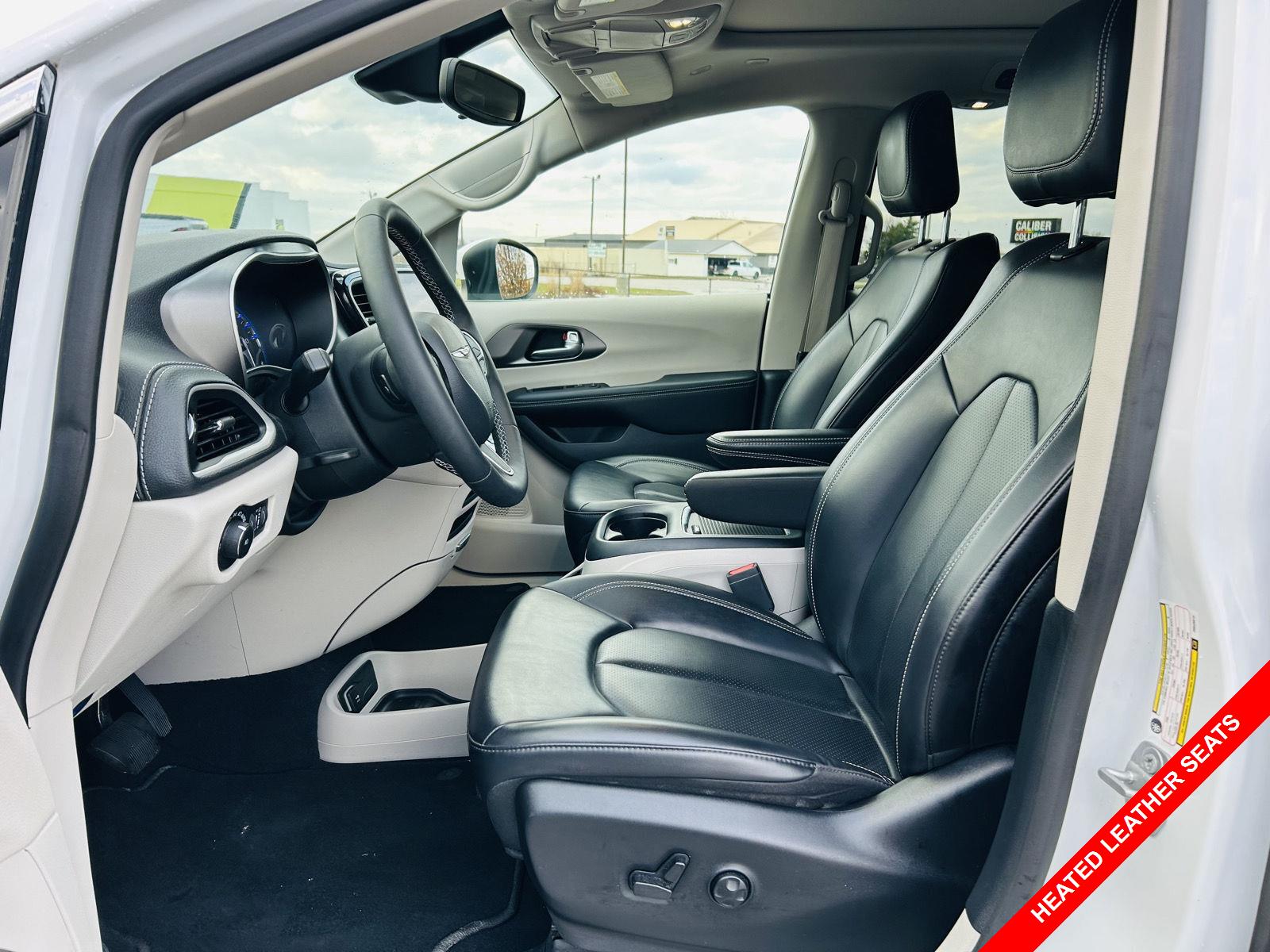 2023 Chrysler Pacifica Touring L photo 3