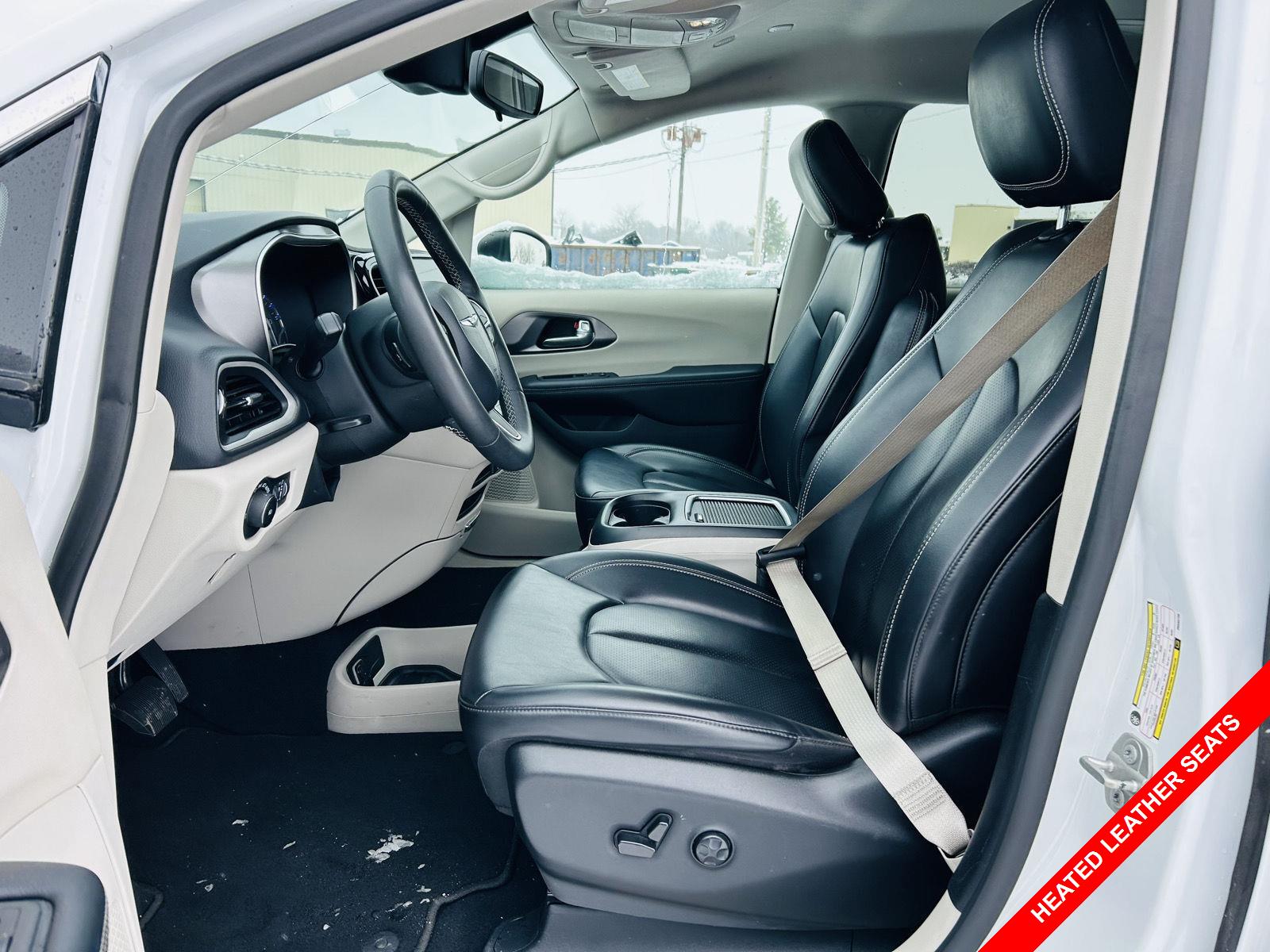 2023 Chrysler Pacifica Touring L photo 2