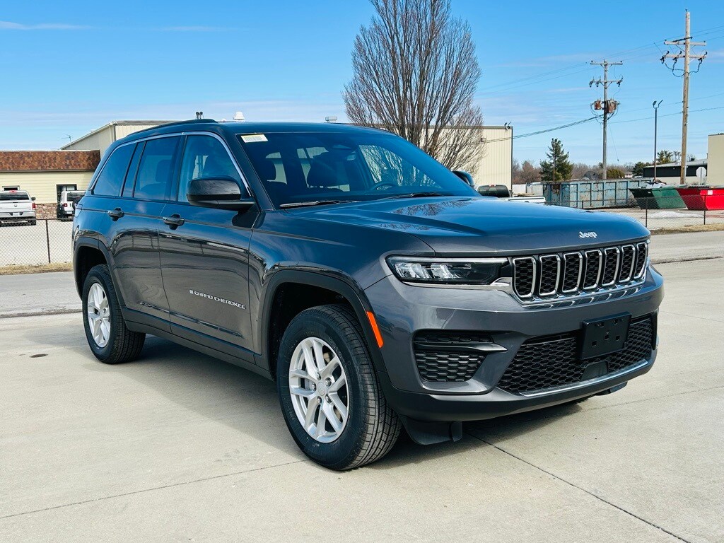 2025 Jeep Grand Cherokee Laredo photo 2