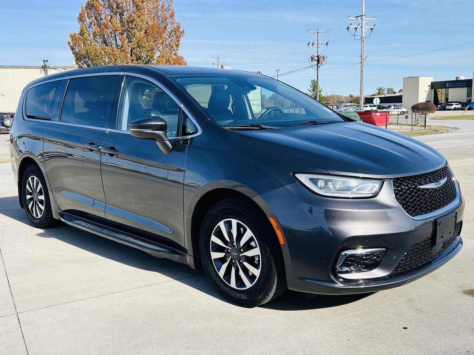 2022 Chrysler Pacifica Hybrid Touring L photo 2
