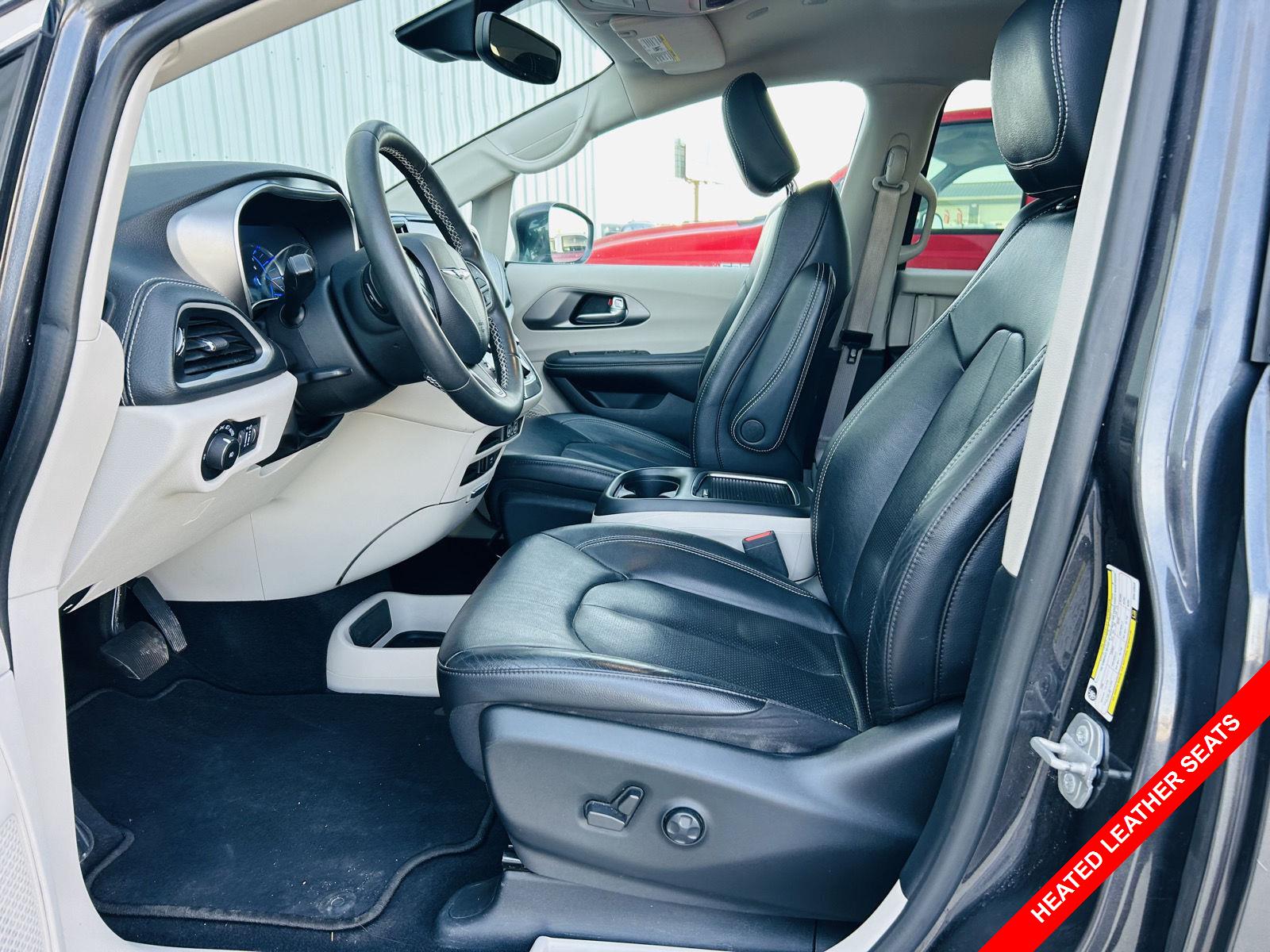 2022 Chrysler Pacifica Hybrid Touring L photo 3