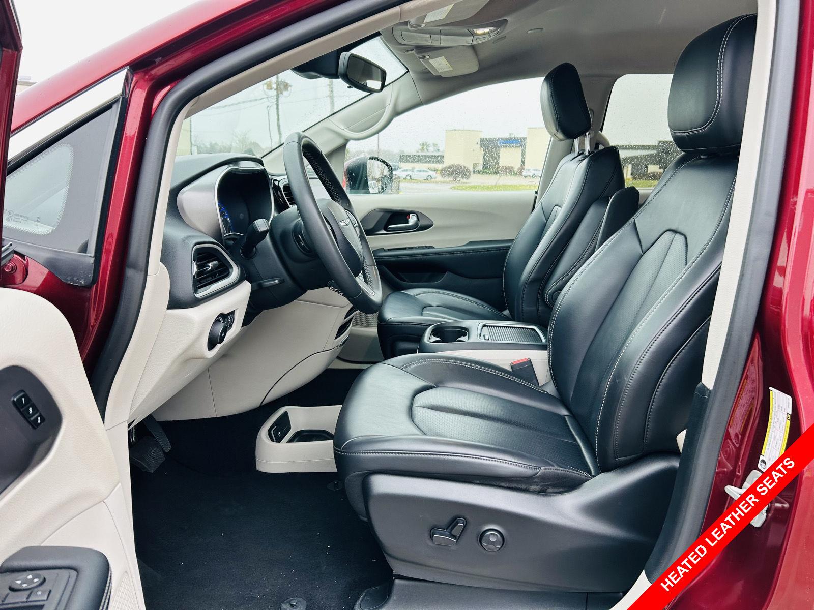 2023 Chrysler Pacifica Touring L photo 3