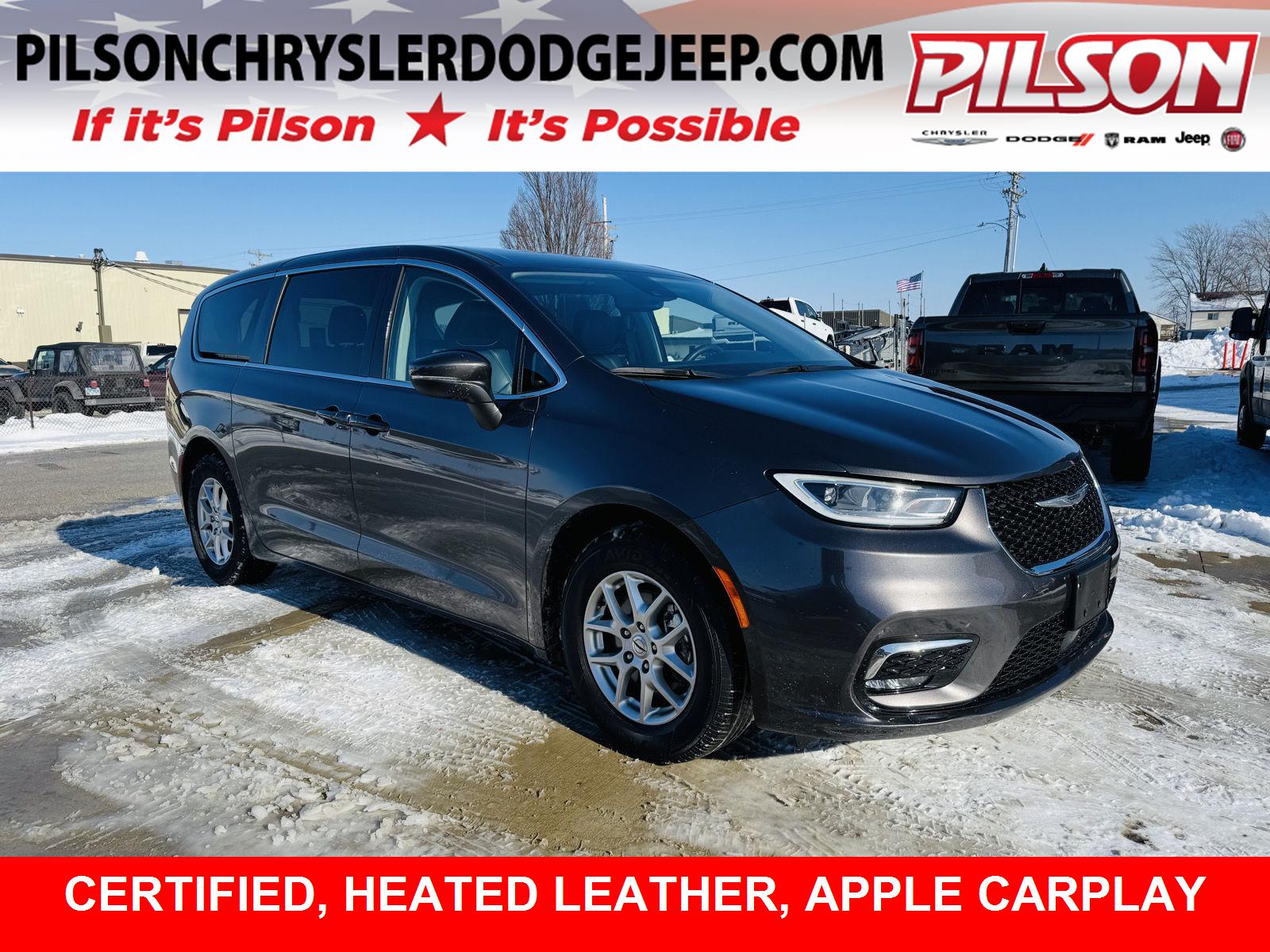 2023 Chrysler Pacifica Touring L's photo