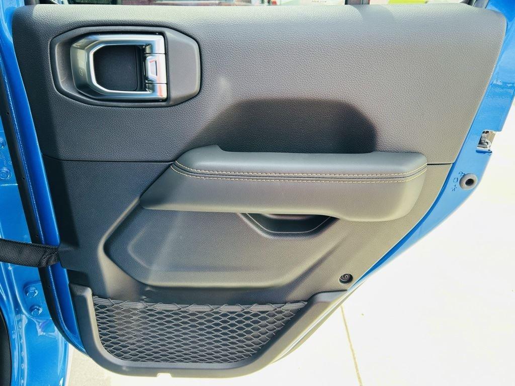2025 Jeep Wrangler 4-Door Sahara - Photo 28
