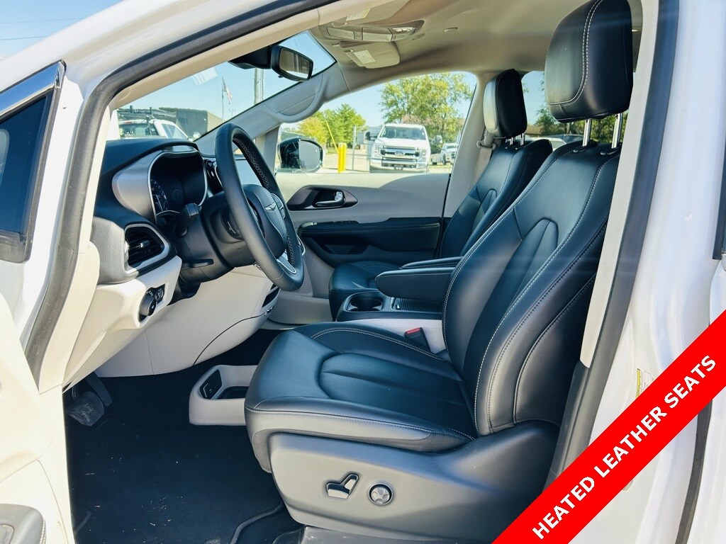 2024 Chrysler Pacifica Touring L photo 3
