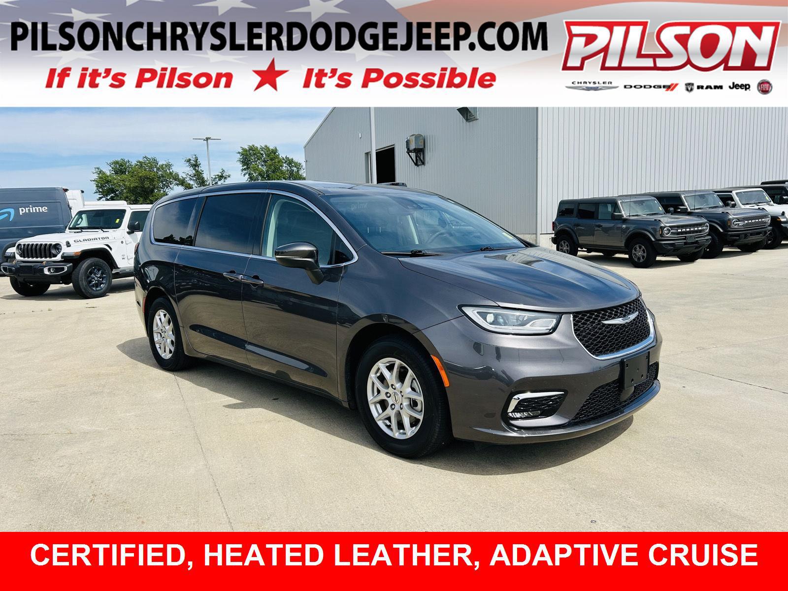 2023 Chrysler Pacifica Touring L's photo