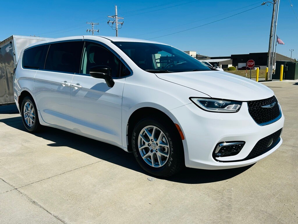 2024 Chrysler Pacifica Touring L photo 2