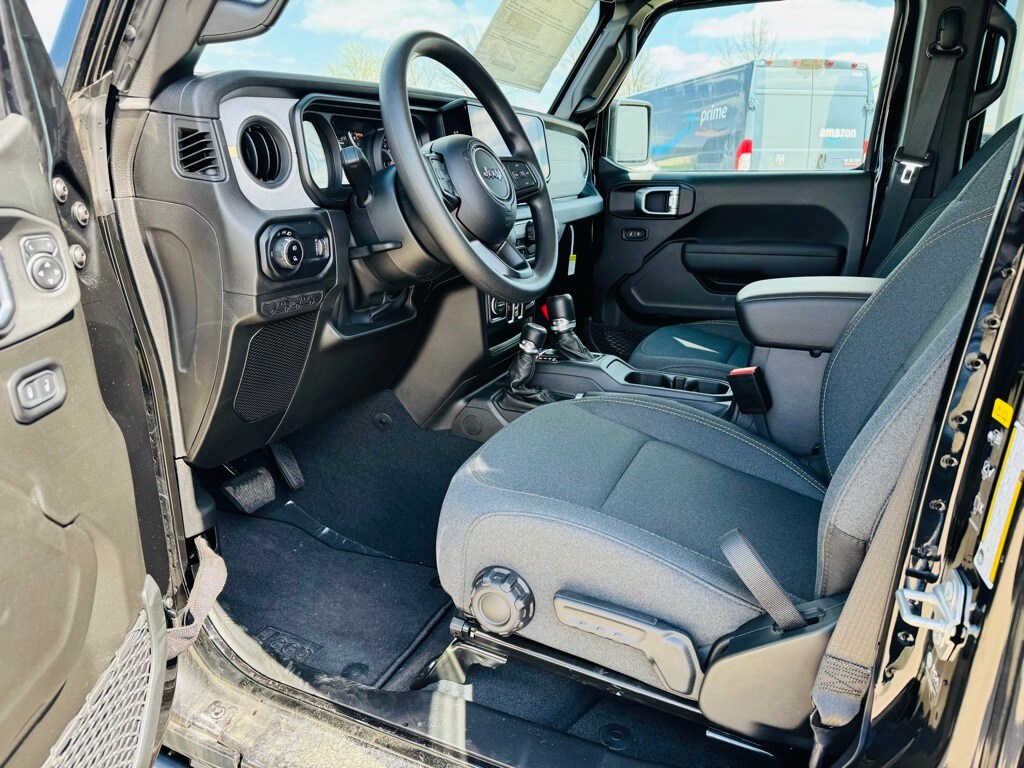 2025 Jeep Gladiator photo 3