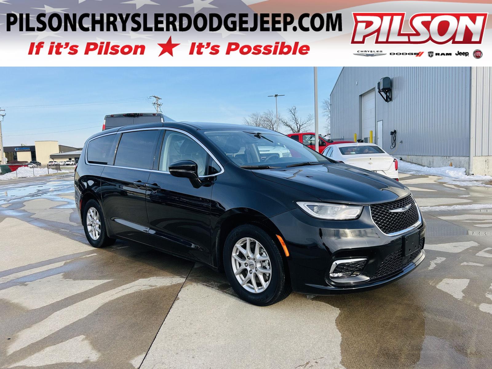 2024 Chrysler Pacifica Touring L's photo