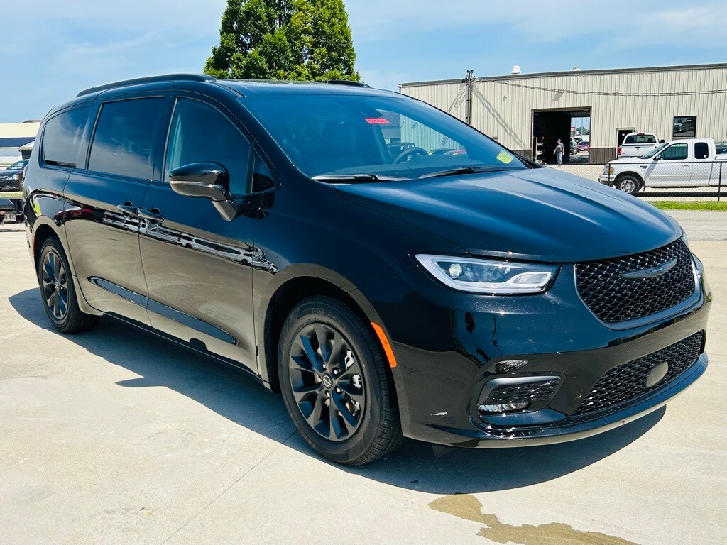 2025 Chrysler Pacifica photo 2