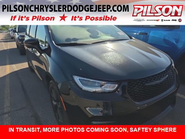 2023 Chrysler Pacifica Touring L's photo