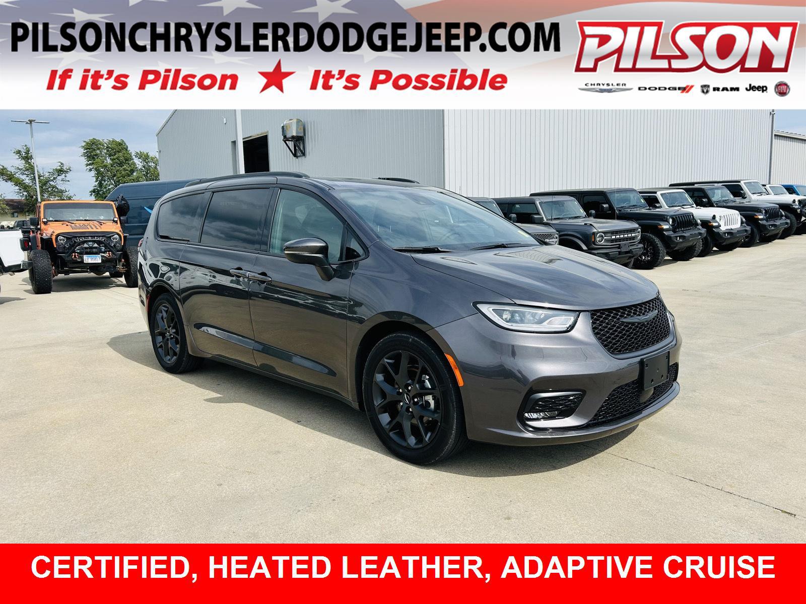 2023 Chrysler Pacifica Touring L's photo