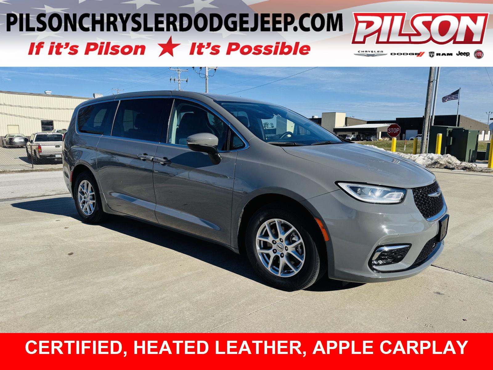 2023 Chrysler Pacifica Touring L's photo
