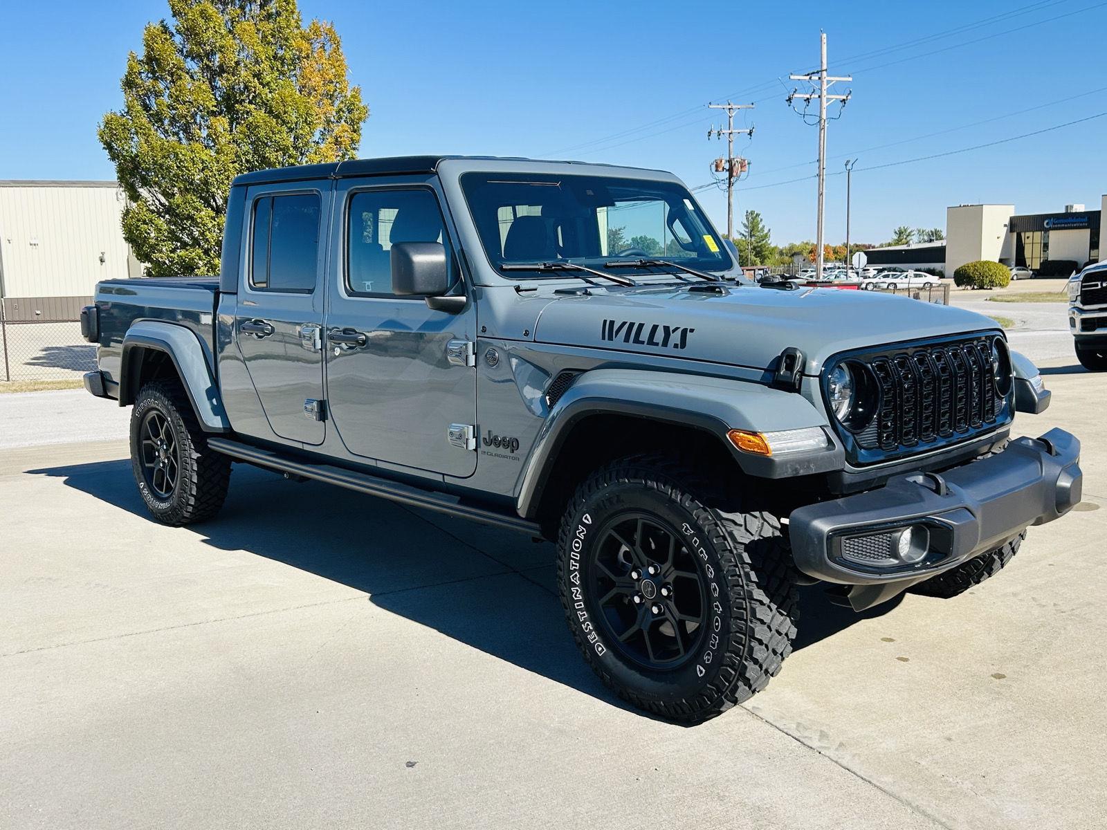 2024 Jeep Gladiator Willys photo 2