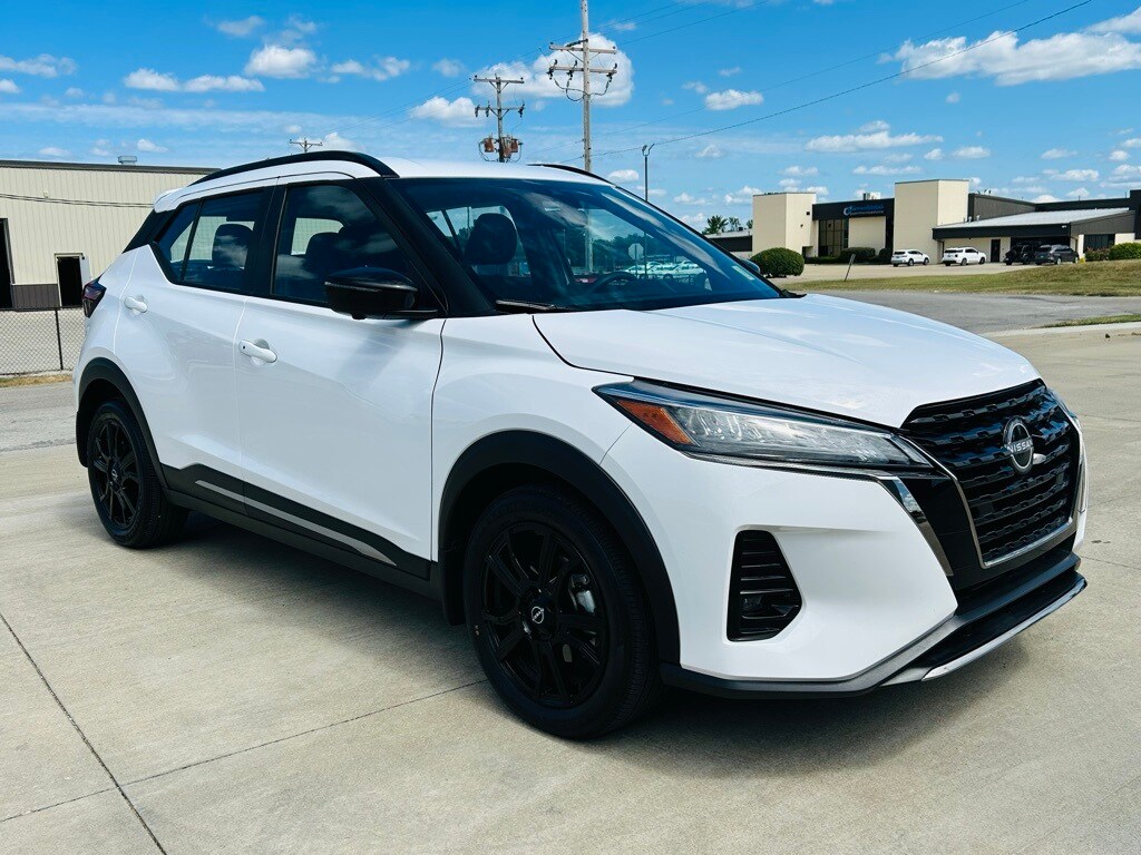 2024 Nissan Kicks SR photo 2