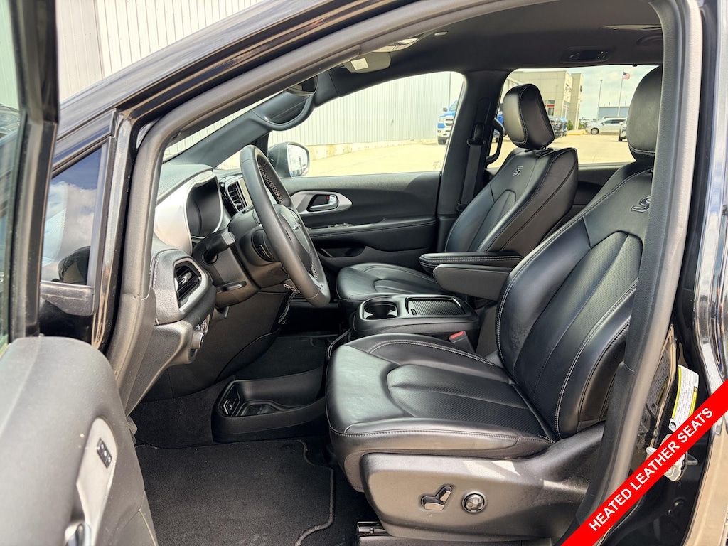 Certified 2023 Chrysler Pacifica Touring L Van