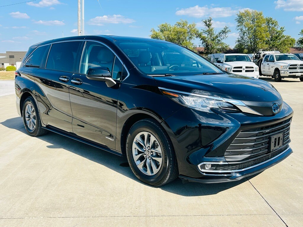 2021 Toyota Sienna XLE photo 2