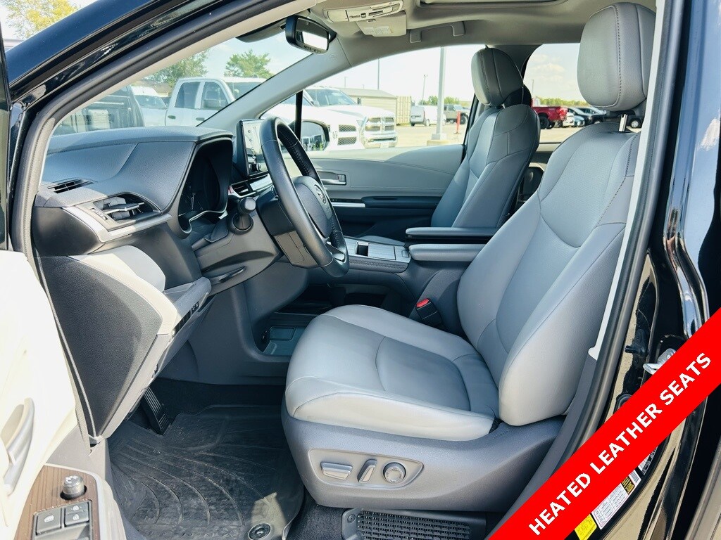 2021 Toyota Sienna XLE photo 3