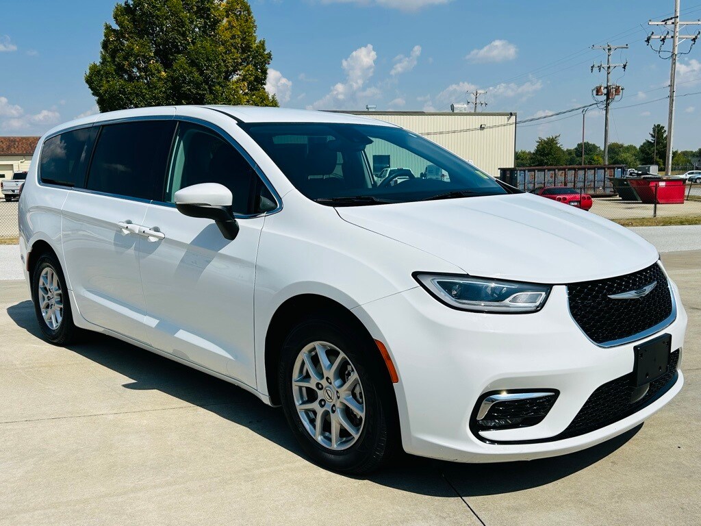2023 Chrysler Pacifica Touring L photo 2