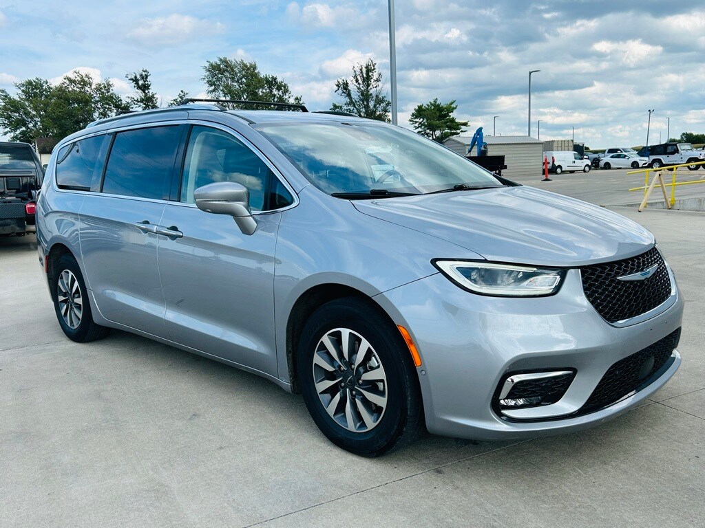 2021 Chrysler Pacifica Hybrid Touring L photo 2
