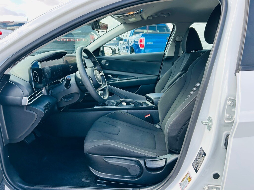 2024 Hyundai Elantra SEL photo 3