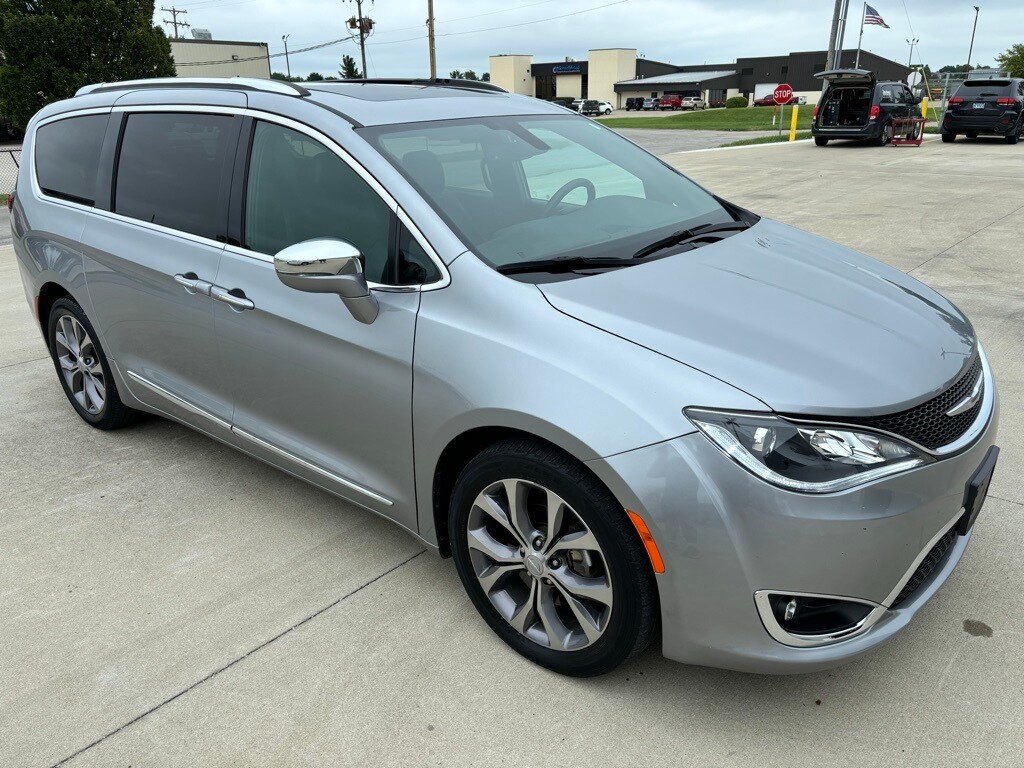 Certified 2020 Chrysler Pacifica Limited with VIN 2C4RC1GG5LR118157 for sale in Mattoon, IL