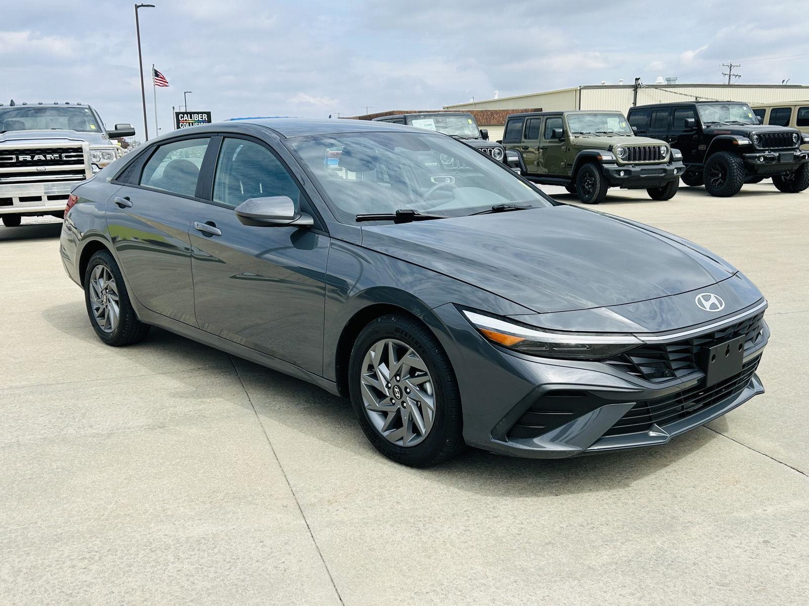 Used 2024 Hyundai Elantra SEL with VIN KMHLM4DG0RU658063 for sale in Mattoon, IL